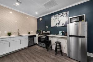 una cocina con refrigerador y estufa horno superior en Comfy Studio with King Bed & Full Kitchen - Near Attractions, en Houston