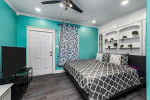 Un dormitorio con una cama y una pared azul. en Comfy Studio with King Bed & Full Kitchen - Near Attractions, en Houston 7 fotos más