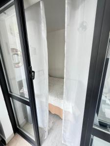 una porta scorrevole in vetro con un letto in una stanza di Grazioso&Collegatissimo con terrazzo Casello Autostradale Frosinone a Frosinone 1 altra foto
