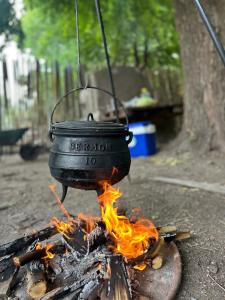 a pot sitting on top of a camp fire at Cabaña Manzano Historico Punta Negra Lodge 1 in Tunuyán