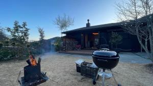Kemudahan BBQ tersedia untuk tetamu di rumah percutian