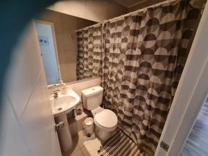 a small bathroom with a toilet and a sink at Acogedor departamento Viña 5pers, 2 dorm y 4 camas in Viña del Mar