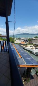 um grupo de painéis solares no topo de um telhado em Pousada Al Mare em Bombinhas