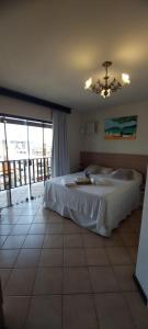 um quarto com uma cama grande e uma varanda em Pousada Al Mare em Bombinhas mais 92 fotografias