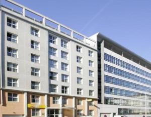 duży biały budynek z wieloma oknami w obiekcie Chatillon Citea Access dayuse Room - Work and Day Rest Timeshare --15 minutes Paris Montparnasse -- - Formule Temps Partagé w mieście Châtillon