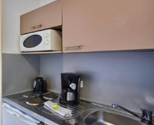 Kuchnia lub aneks kuchenny w obiekcie Chatillon Citea Access dayuse Room - Work and Day Rest Timeshare --15 minutes Paris Montparnasse -- - Formule Temps Partagé