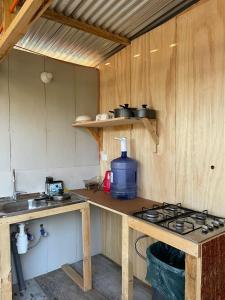 ラ・エンセナダにあるGlamping peumayenのキッチン(コンロ、カウンタートップ付)