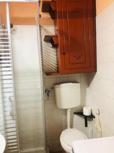 タオルミーナにあるCasa Muscolino Appartamento con vista mare e su l'Etnaのバスルーム(トイレ付)、木製キャビネットが備わります。 +17枚の写真