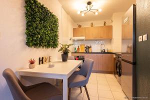 Kuchyň nebo kuchyňský kout v ubytování Epicur Forest - Logement romantique avec jacuzzi + 10 fotografií