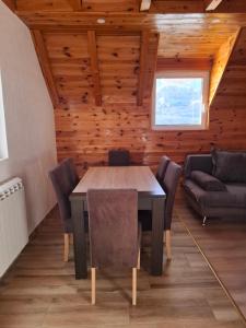 Istumisnurk majutusasutuses Apartmani Prisoje