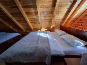 Voodi või voodid majutusasutuse Apartmani Prisoje toas
