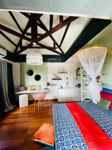 Postel nebo postele na pokoji v ubytování OASIS Suite