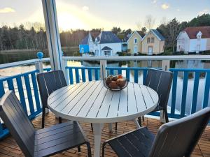 Una mesa y sillas en un porche con un bol de fruta. en Charme Studio 103 Belle Dune, en Fort-Mahon-Plage 34 fotos más
