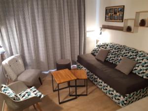 Una sala de estar con una cama, una mesa y sillas. en Charme Studio 103 Belle Dune, en Fort-Mahon-Plage