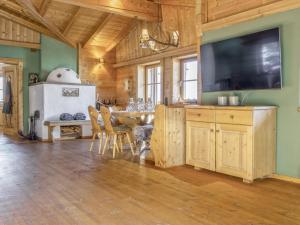 TV a/nebo společenská místnost v ubytování Kitz Hills Chalet Mondschein