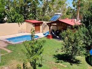 a backyard with a swimming pool and a house at depa del Oso in Nuevo Casas Grandes