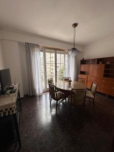 a dining room with a table and chairs at Amplio depto de 2 habitaciones céntrico muy buena ubicacion in Mar del Plata