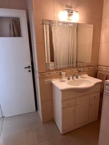a bathroom with a sink and a mirror at Amplio depto de 2 habitaciones céntrico muy buena ubicacion in Mar del Plata
