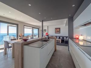 cocina abierta y sala de estar con vistas al océano en House in Roses near Canyelles Beach, en Montjoi