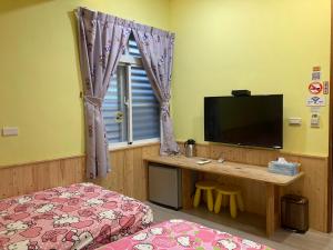 TV a/nebo společenská místnost v ubytování 安可的家 小孩及寵物免費 恆春老街夜市 屏東縣民宿0497