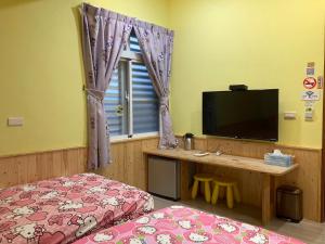 TV a/nebo společenská místnost v ubytování 安可的家 小孩及寵物免費 恆春老街夜市 屏東縣民宿0497