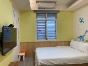 Postel nebo postele na pokoji v ubytování 安可的家 小孩及寵物免費 恆春老街夜市 屏東縣民宿0497