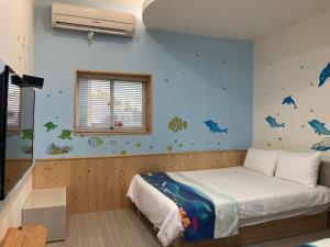 Postel nebo postele na pokoji v ubytování 安可的家 小孩及寵物免費 恆春老街夜市 屏東縣民宿0497