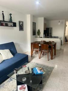 Posezení v ubytování Apartamento remodelado, amplio y comodo + 5 fotografií