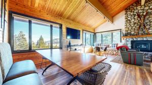 Una sala de estar con una mesa y una chimenea. en Bridges Townhome #5 Condo, en Mammoth Lakes