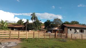 a wooden fence in front of a house at Chácara Lopes in Cambuí
