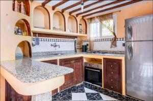 Il dispose d'une grande cuisine avec un comptoir et un réfrigérateur. dans l'établissement Riad Golden Palm, à Marrakech