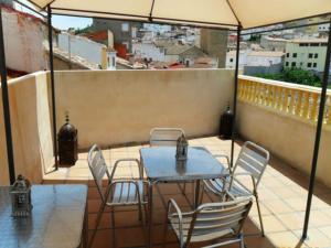 patio con mesa y sillas en el balcón en Casa Rural Valle del Cabriel en Enguídanos