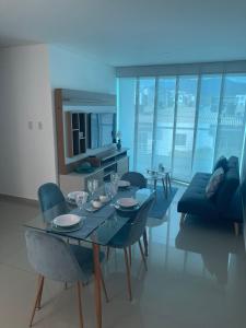 Posezení v ubytování APARTAMENTO DE LUJO con AIRE ACONDICIONADO 5 min del rio Guatapurí centro comercial y parque de la leyenda vallenata