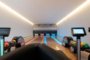 a bowling alley with pins and bowling lanes at Apto Salinas Premium - 2 quartos - 1 suíte in Salinópolis