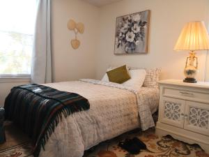 波士顿Skyline Room的卧室里有一张床和一张带灯的桌子