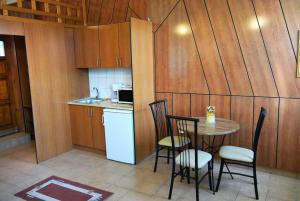 Kuchyňa alebo kuchynka v ubytovaní Sasi Apartmanház