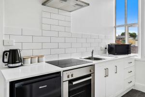 Η κουζίνα ή μικρή κουζίνα στο Portsea Place - designer king studio and parking +6 φωτογραφίες