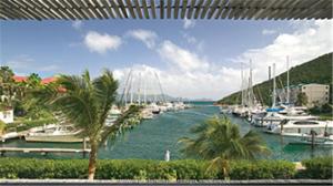 vistas a un puerto deportivo con barcos en el agua en Sapphire Beach Resort, en East End