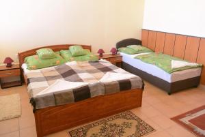 Posteľ alebo postele v izbe v ubytovaní Sasi Apartmanház