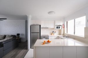 Η κουζίνα ή μικρή κουζίνα στο The Beach Lodge Yamba +13 φωτογραφίες