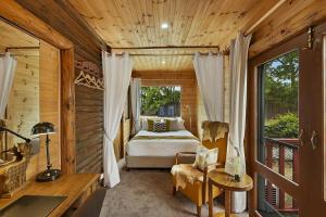 Un dormitorio con una cama en una habitación con ventana. en Hunter Valley Lodge & Retreat - Stunning Country Lodge, en Nulkaba 62 fotos más