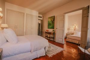 Un ou plusieurs lits dans un hébergement de l'établissement La Maison du Village