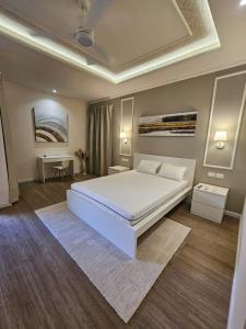 巴亚希贝Soficu Hotel El Edén Dominicus的房间里有一张白色大床的卧室