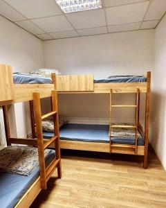 Palanda nebo palandy na pokoji v ubytování Hostel Cozzydine