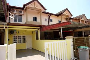 Το κτήριο όπου στεγάζεται  η παραθεριστική κατοικία