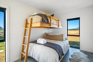 ワナカにあるCoco Chalet by Sotheby's Luxury Rental Homesのベッドルーム 二段ベッド付