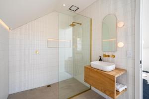 ワナカにあるCoco Chalet by Sotheby's Luxury Rental Homesの洗面台とシャワー付きのバスルーム +19枚の写真