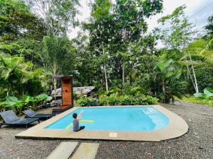 een kind dat met een frisbee speelt in een zwembad bij Casa Alpina in Talamanca