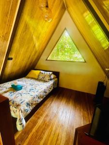 een slaapkamer met een bed in een kamer met een raam bij Casa Alpina in Talamanca +28 foto's