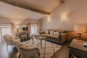 un salon avec un canapé, des chaises et une table dans l'établissement La Maison du Village, à Saint-Rémy-de-Provence
